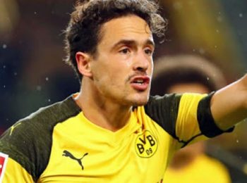 Michael Zorc applauds Thomas Delaney’s performance against Hoffenheim